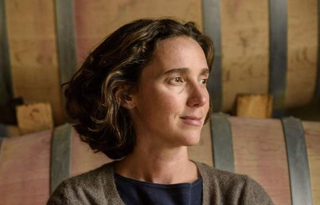 Wijnmaakster Nina Mitjavile in de kelder